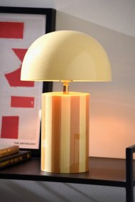 Rayado 34cm Gul bordslampa från Leitmotiv - Lampfoten har ett randigt m&ouml;nster i m&ouml;rkare honungsgult och ljusare gult, medan sk&auml;rmen g&aring;r i en matchande ljusgul ton som skapar ett enhetligt och mjukt uttryck.