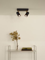 Grony 2 Svart spotlight från Lucide - Denna spotlight levereras med tv&aring; ljusk&auml;llor som &auml;r utrustade med "dim-to-warm"-teknik, vilket g&ouml;r att du kan reglera ljusstyrkan fr&aring;n 2200 till 3000K vid koppling till en dimmer.