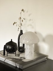 Mushi 20cm Vit bordslampa från Aneta Lighting - Mushi är en trendig svamplampa i glas med unikt mönster av vita fläckar som ger varje lampa en unik design.
