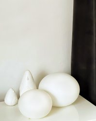 Globus 14cm Opal bordslampa från Aneta Lighting - Globus bordslampa i opaltvitt glas med ljusk&auml;lla inuti glasbollen som ger ett dekorativt och bekv&auml;mt ljus.