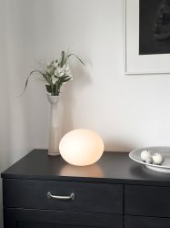 Globus 18cm Opal bordslampa från Aneta Lighting - Globus bordslampa i opaltvitt glas med ljusk&auml;lla inuti glasbollen som ger ett dekorativt och bekv&auml;mt ljus.