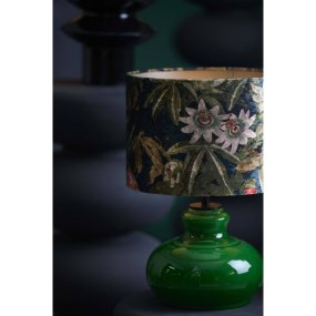 Verde 28cm Grön från Light & Living - Dess mjuka, runda form och djupa f&auml;rg skapar en harmonisk balans mellan klassisk och modern design.