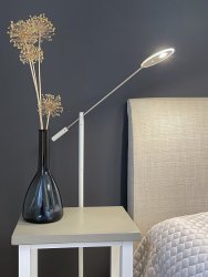 Cadiz Vit från Aneta Lighting - Cadiz golvlampa i vitlackerad metall med läsarm i stål.
