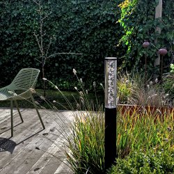 Pollux Svart från Lightson - Fint &auml;r att s&auml;tta flera Pollux i grupp i en perennrabatt eller vid en damm och p&aring; s&aring; s&auml;tt skapa en vacker ljusinstallation i tr&auml;dg&aring;rden.