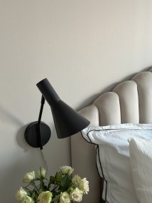 Ceres Svart läslampa från Aneta Lighting - CERES v&auml;gglampa har en stilren och tidl&ouml;s design med raka och rena former som passar perfekt i det skandinaviska hemmet.