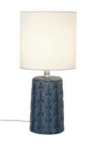 Bodil 47cm Blå bordslampa från Aneta Lighting - Bodil &auml;r en lampa som inte bara ger en behaglig belysning med sin kr&auml;mvita sk&auml;rm utan ocks&aring; &auml;r en snygg inredningsdetalj.