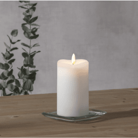 LED Blockljus Flamme Vit från Star Trading - Vaxljus med ny naturtrogen l&aring;ga som lyser upp med varmvitt sken.