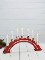 Celine Röd från Markslöjd - Celine Adventsljusstake R&ouml;d &auml;r en elegant och klassisk b&aring;gformad ljusstake, perfekt f&ouml;r att skapa den r&auml;tta julst&auml;mningen i ditt hem.