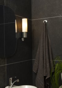 Cosenza 25cm Krom badrumslampa från Aneta Lighting - Cosenza v&auml;gglampa i kromad metall och med en opalvit glassk&auml;rm.