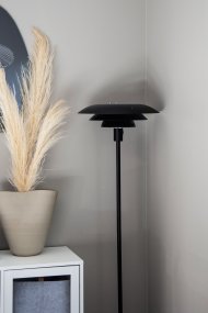 Epsilon Svart golvlampa från Aneta Lighting - Epsilon levereras med dubbla upps&auml;ttningar dekorativa ringar och knoppar, v&auml;lj mellan krom eller matt m&auml;ssing beroende p&aring; vad som passar b&auml;st i ditt hem.