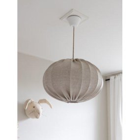Hilma Ø60 Natur taklampa från PR Home - Taksk&auml;rmen Hilma ger ett mjukt intryck i rummet, h&auml;r kl&auml;dd i ett vackert linnetyg med fin struktur.