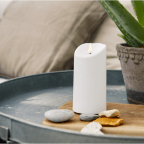 LED Blockljus Flamme Vit från Star Trading - Vitt batteridrivet ljus i plast med Flamme l&aring;gan, g&aring;r bra att anv&auml;nda b&aring;de inomhus och utomhus.