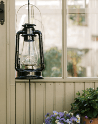 Stormlykta stor Svart från Strömshaga - En fotogenlampa i klassisk design som blir en fin inredningsdetalj och ger ett vackert sken b&aring;de ute och inne.