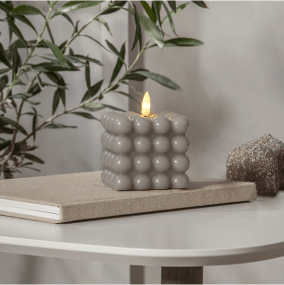 LED Blockljus Flamme Dot Grå från Star Trading - Det har timerfunktion och n&auml;r brytaren &auml;r p&aring; timerl&auml;get lyser ljuset i 6h p&aring;, 18h av, repeterande, med en vacker realistisk l&aring;ga i varmvitt.