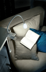 Stella Vit klämlampa från Airam - Med Stella kan du ers&auml;tta en bords- eller v&auml;gglampa b&aring;de permanent eller tillf&auml;lligt.