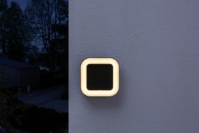Square Mörkgrå utelampa från Osram - Tillverkad av aluminium och med IP44-klassning &auml;r den t&aring;lig mot v&auml;der och passar perfekt f&ouml;r fasader, entr&eacute;er och uteplatser.