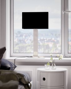 Prime 70cm Krom från By Rydéns - Utforska m&ouml;jligheterna med Prime bordslampa i metall och tygsk&auml;rm, och l&aring;t dess eleganta design och varma belysning f&ouml;rh&ouml;ja ditt stora f&ouml;nster och skapa en inbjudande atmosf&auml;r i ditt hem.