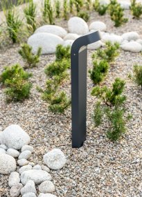 Molde 80cm Grafit pollare från Norlys - Den &auml;r utrustad med integrerad LED-teknologi som ger ett bl&auml;ndfritt och indirekt ljus, vilket g&ouml;r den perfekt f&ouml;r att skapa en behaglig och funktionell belysning i utomhusmilj&ouml;er.