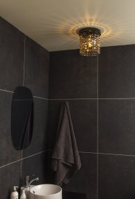 Claudia Ø20 Svartkrom från Aneta Lighting - Claudia taklampa i svart kromad metall med r&ouml;kf&auml;rgade prismor.