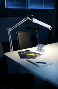 Campus Vit klämlampa från Airam - En klassisk skrivbordsarmatur med LED-lampa f&ouml;r kontoret, hemmakontoret eller skolb&auml;nken.