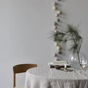 Irislights Dunes 20 bollar Flerfärgad från Irislights - Slingan best&aring;r av handgjorda bollar i ljusgr&ouml;nt, blekrosa och beige som sl&auml;pper igenom ljuset fr&aring;n LED-slingan p&aring; ett diffust och st&auml;mningsfullt s&auml;tt.