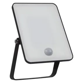 Floodlight Essential Sensor 20W Svart utelampa från Ledvance - Med en inbyggd r&ouml;relse- och dagsljussensor t&auml;nds ljuset automatiskt vid r&ouml;relse och anpassar sig efter ljusf&ouml;rh&aring;llandena, vilket maximerar energibesparingen.