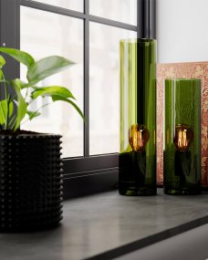 Flake 40cm Grön bordslampa från By Rydéns - Med sitt eleganta cylinderformade glas och tillg&auml;nglighet i trendiga f&auml;rger som m&ouml;rk amber och gr&ouml;nt &auml;r Flake den perfekta lampan f&ouml;r att skapa stil och atmosf&auml;r i ditt hem.