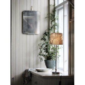 Liam 55cm Silver/Grön bordslampa från PR Home - Sk&auml;rmens m&aring;tt: 20 cm diameter i botten, 17 cm i toppen och 15 cm h&ouml;g.