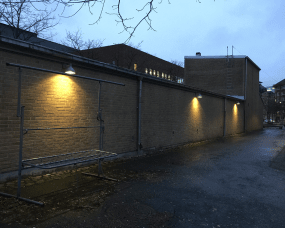 Ark Mini Grå från Westal - Ark mini v&auml;gglampa &auml;r en v&auml;ggarmatur med avbl&auml;ndat nedljus, tillverkad i kromaterad och pulverlackerad aluminium med bl&auml;ndskydd i PET-G.