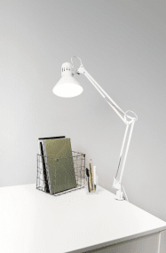 Venla Vit klämlampa från Airam - Klassisk och tidl&ouml;s skrivbordslampa och inredningsarmatur.
