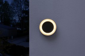 Ring Mörkgrå utelampa från Osram - Tillverkad av aluminium och med IP44-klassning &auml;r den t&aring;lig mot v&auml;der och passar perfekt f&ouml;r fasader, entr&eacute;er och uteplatser.