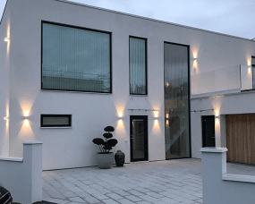 Illusion Box Vit utelampa från Westal - L&auml;mplig f&ouml;r b&aring;de inomhus- och utomhusbruk (IP54-klassad) samt passar utm&auml;rkt i b&aring;de privata och offentliga milj&ouml;er.