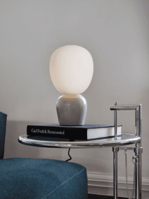 Buddy 34cm Greige bordslampa från Belid - Med sitt j&auml;mna sken och sin sofistikerade design blir Buddy en naturlig del av hemmet, en f&ouml;ljeslagare som sprider ljus och karakt&auml;r i generationer fram&aring;t.