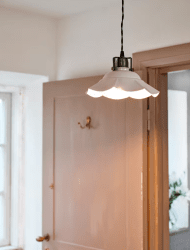 Frida Ø25 Vit från Strömshaga - Lampan har en svart textilsladd som &auml;r ca 150 centimeter.