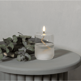 Lykta Flamme Float Transparent från Star Trading - Flamme Float &auml;r ett ljus med glasbeh&aring;llare med transparent vax inuti som ger en k&auml;nsla av oljeljus d&auml;r veken flyter.