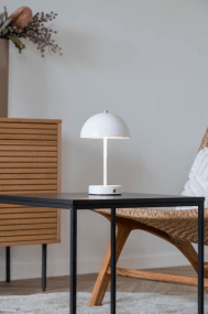 Holt LED 25cm Vit portabel från House of Nordic - De klassiska formen i vit metall med silvriga detaljer bidrar med en harmonisk atmosf&auml;r till rummet.