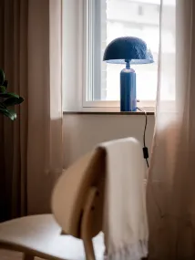 Carter 45cm Blå bordslampa från PR Home - Carter &auml;r gjord utav metall i en blank bl&aring; finish, sk&auml;rmen &auml;r 31cm i diameter och har ett dekorativt hamrat m&ouml;nster.