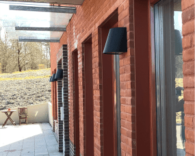 Maxi Svart från Westal - Armaturen är försedd med en GU10-sockel och bakstycket har två in- och utgångar samt en snabbkopplingsplint.