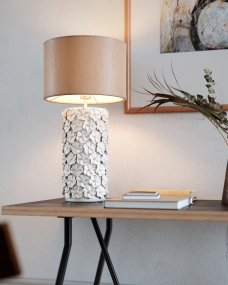 Fiore 55cm Beige bordslampa från By Rydéns - Lampfoten i keramik &auml;r utsmyckad med vackra rosor som ger en romantisk och charmig touch till din inredning.
