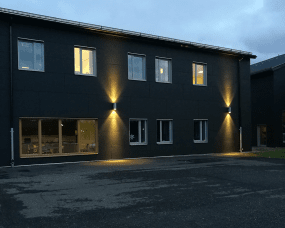 Magnum II Svart utelampa från Westal - Denna v&auml;ggarmatur ger b&aring;de upp- och nedljus och &auml;r tillverkad i anodiserad aluminium, pulverlackerad i svart f&auml;rg.