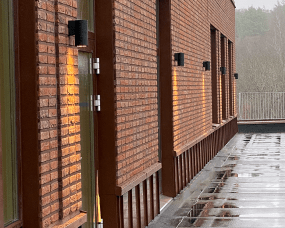 Magnum I Svart utelampa från Westal - Denna v&auml;ggarmatur med nedljus &auml;r tillverkad i anodiserad aluminium och pulverlackerad i svart f&auml;rg.