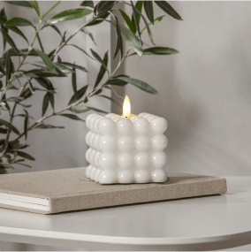 LED Blockljus Flamme Dot Vit från Star Trading - Den har en timerfunktion och n&auml;r brytaren &auml;r p&aring; timerl&auml;get lyser ljuset i 6h p&aring;, 18h av, repeterande, med en vacker realistisk l&aring;ga i varmvitt ljus.