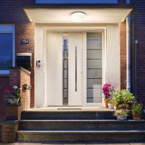 Outdoor Essential 25cm Vit från Osram - Outdoor&nbsp;Essential 25cm &auml;r en stilren och funktionell plafond som ger en j&auml;mn och behaglig belysning i b&aring;de inomhus- och utomhusmilj&ouml;er.