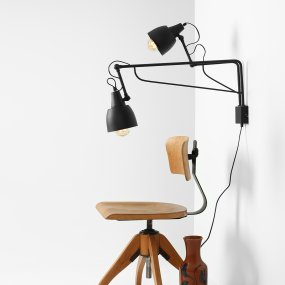 Soho 90cm Svart vägglampa från Artera - Med tv&aring; justerbara armar i pulverlackerad mattsvart metall som sprider ett mjukt och behagligt ljus, &auml;r denna lampa perfekt f&ouml;r att belysa st&ouml;rre ytor som vardagsrum eller arbetsutrymmen.