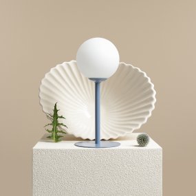 Pinne 35cm Blå bordslampa från Artera - Lampans slanka fot i en subtil bl&aring; ton ger ett modernt uttryck och fungerar utm&auml;rkt som en dekorativ detalj i b&aring;de vardagsrum, sovrum eller p&aring; kontoret.