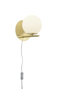 Pure Ø16 Matt mässing vägglampa från Trio Lighting - Den minimalistiska designen med matt m&auml;ssing och vitt opalglas &auml;r otroligt modern och kan kombineras med b&aring;de enkla och effektfulla element.