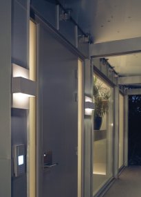 Geneve Vit från Norlys - Den kubistiska formen och den vita finishen ger ett mjukt ljus b&aring;de upp&aring;t och ned&aring;t, vilket skapar en behaglig atmosf&auml;r p&aring; fasader, i entr&eacute;er eller p&aring; uteplatser.