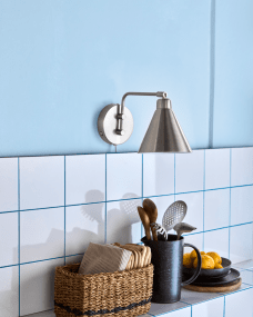 Game 30cm Borstad silver vägglampa från House Doctor - Textilkabeln i grafiskt zigzag-m&ouml;nster ger lampan en modern twist och g&ouml;r att den blir en snygg detalj vid s&auml;ngen, soffan eller i hallen.