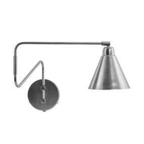 Game 76cm Borstad silver vägglampa från House Doctor - S&auml;tt pricken &ouml;ver i:et med denna v&auml;gglampa i borstat j&auml;rn &ndash; en handgjord design med distinkt konisk sk&auml;rm, elegant finish och subtila detaljer i silver.