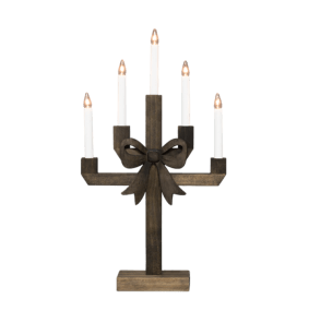Kerstin Brunbets från Pixie Design - Kerstin &auml;r en dekorativ ljusstake av tr&auml; i m&ouml;rkbrun bets, utsmyckad med en stor rosett som ger den ett charmigt och lekfullt uttryck.